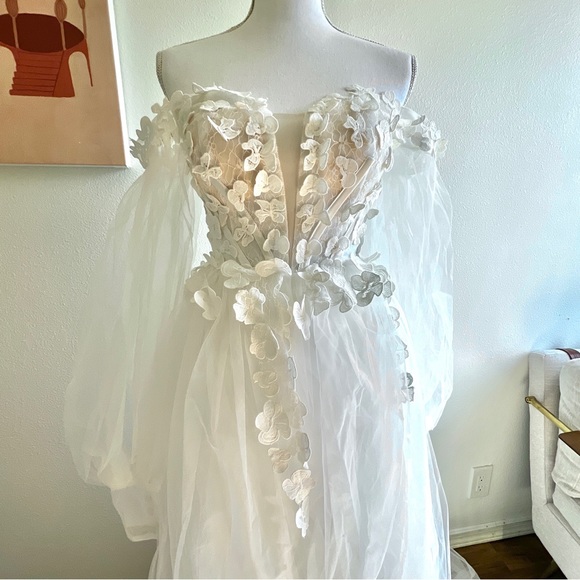 Off the shoulder floral appliqué tulle wedding ball gown corset balloon sleeves - Picture 4 of 7
